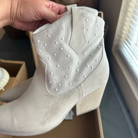 Elegant White Ankle Boots - Picture 8 of 8